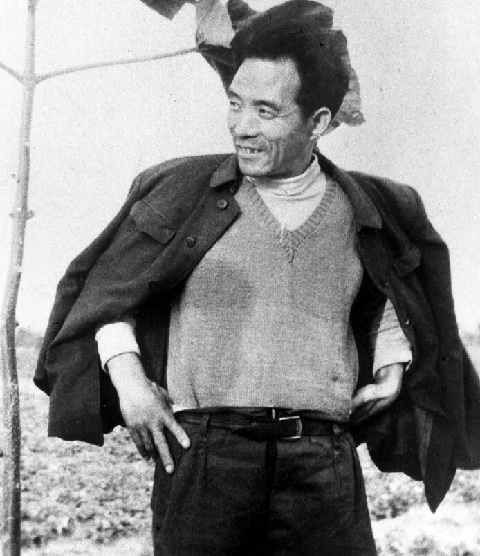 這是焦裕祿當年滿懷豪情地在泡桐樹前留影。新華社發(fā)（1990年5月10日發(fā)）