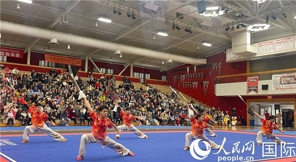 中國(guó)武術(shù)隊(duì)員表演現(xiàn)場(chǎng)。人民網(wǎng)記者 鄧圩攝