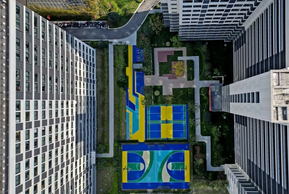 社區(qū)內的運動場地設施（無人機照片）。