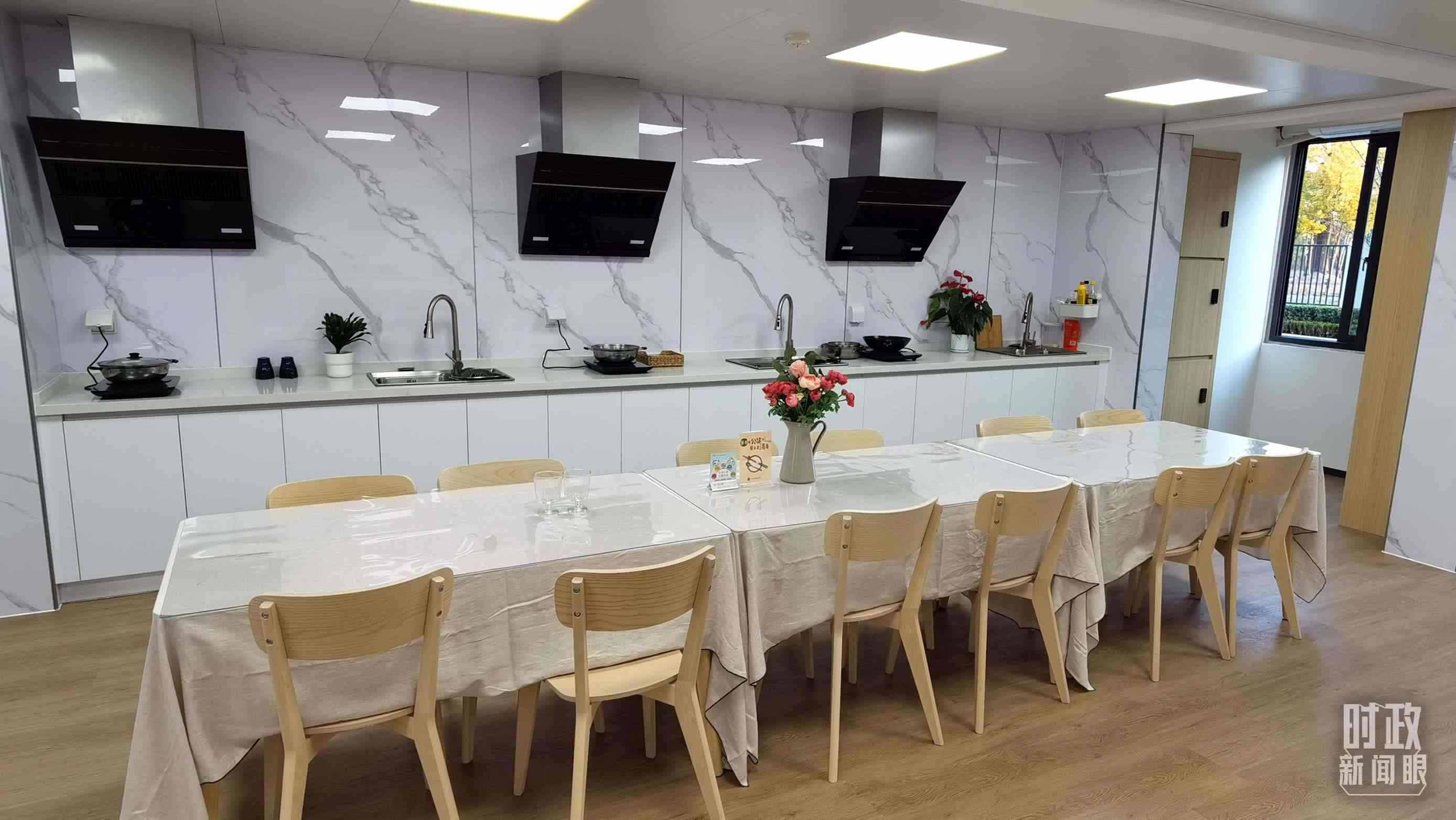 △閔行區(qū)新時代城市建設者管理者之家內(nèi)的共享廚房。（總臺央視記者郭鴻拍攝）