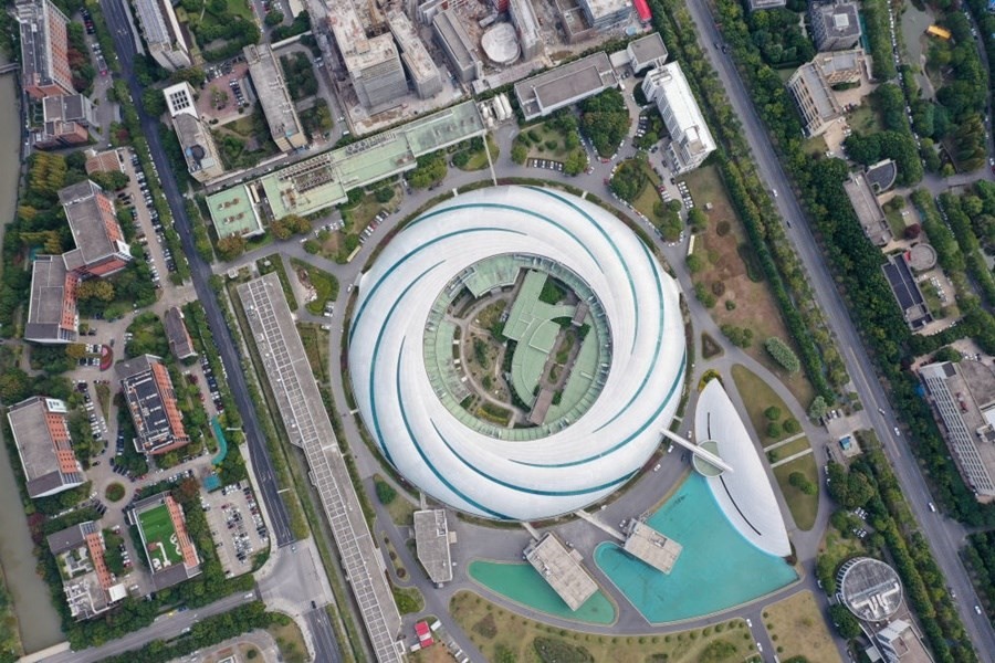 位于上海張江科學(xué)城的國(guó)家大科學(xué)裝置上海光源（2020年10月26日攝，無(wú)人機(jī)照片）。