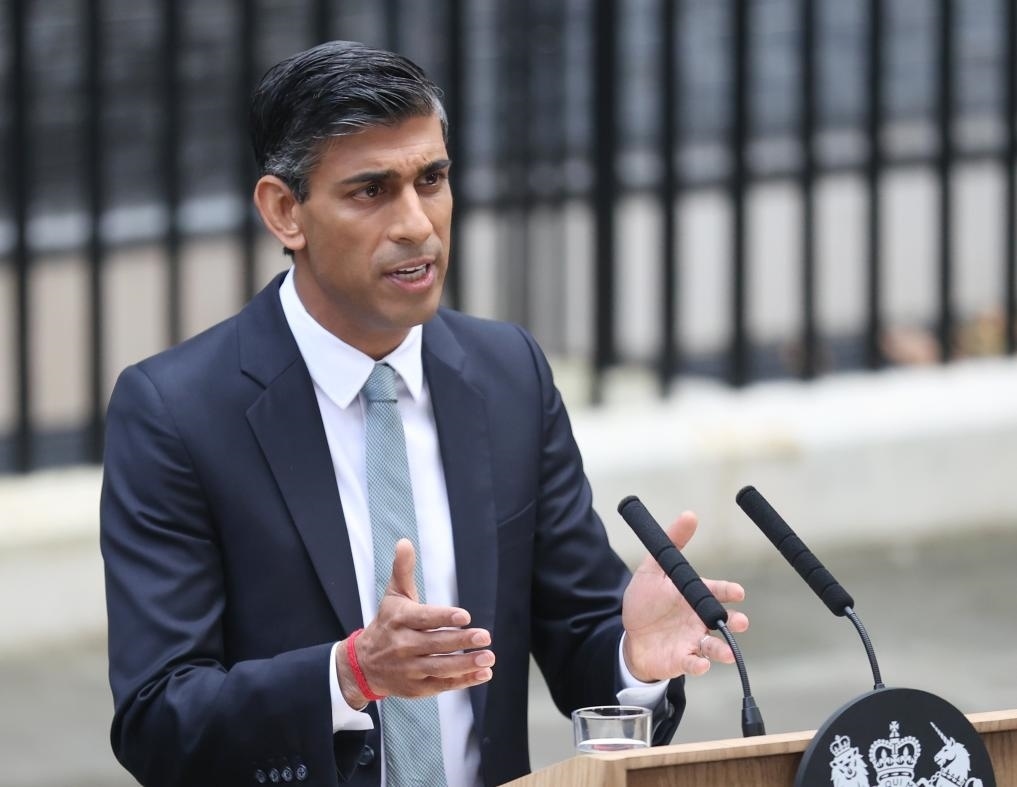 2022年10月25日，里?！ぬK納克在英國倫敦唐寧街10號首相府前發(fā)表講話。新華社記者李穎攝