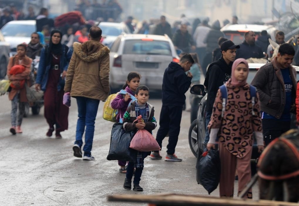 12月1日，在加沙地帶南部城市汗尤尼斯，人們在以軍恢復(fù)軍事行動后逃離家園。新華社發(fā)（亞西爾·庫迪攝）