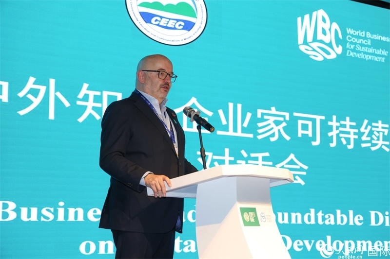 世界可持續(xù)發(fā)展工商理事會會長兼主席貝德凱致辭。人民網記者任皓宇攝