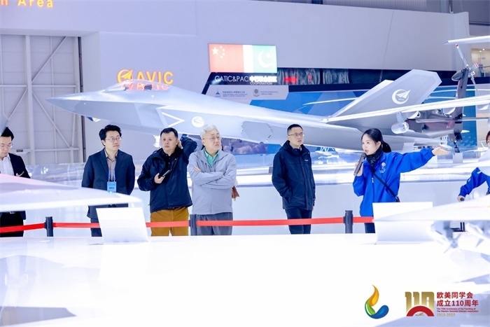 參會(huì)嘉賓和留學(xué)歸國(guó)人員參觀珠海太空中心。主辦方供圖