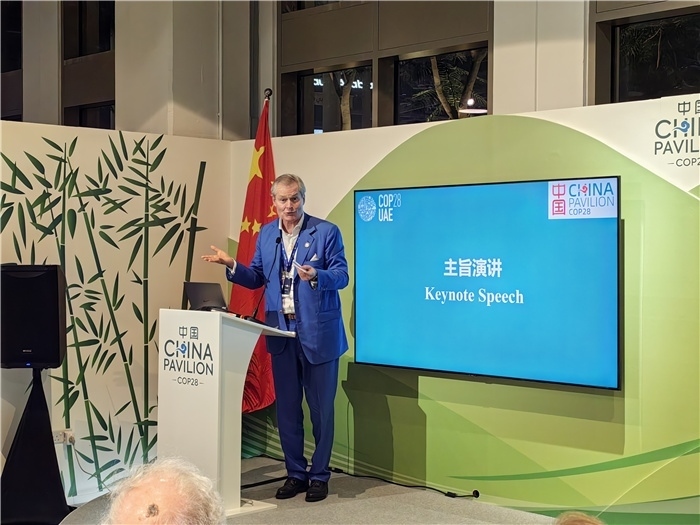 意大利都靈理工大學(xué)終身教授岡特·鮑利發(fā)言。COP28中國角供圖