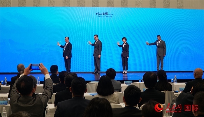 嘉賓共同啟動“何以文明”日本特展體驗暨2024年總臺春晚宣介區(qū)。人民網(wǎng) 蔣曉辰攝