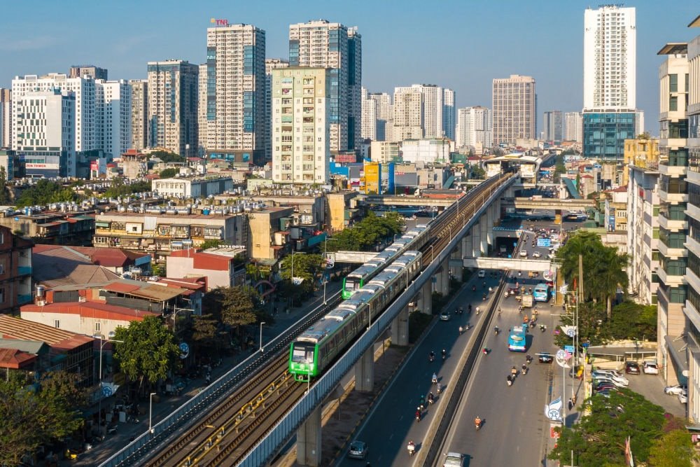 2021年12月1日，在越南首都河內(nèi)，列車(chē)在吉靈-河?xùn)|輕軌線(xiàn)上行駛。新華社發(fā)（中鐵六局河內(nèi)輕軌項(xiàng)目部供圖）