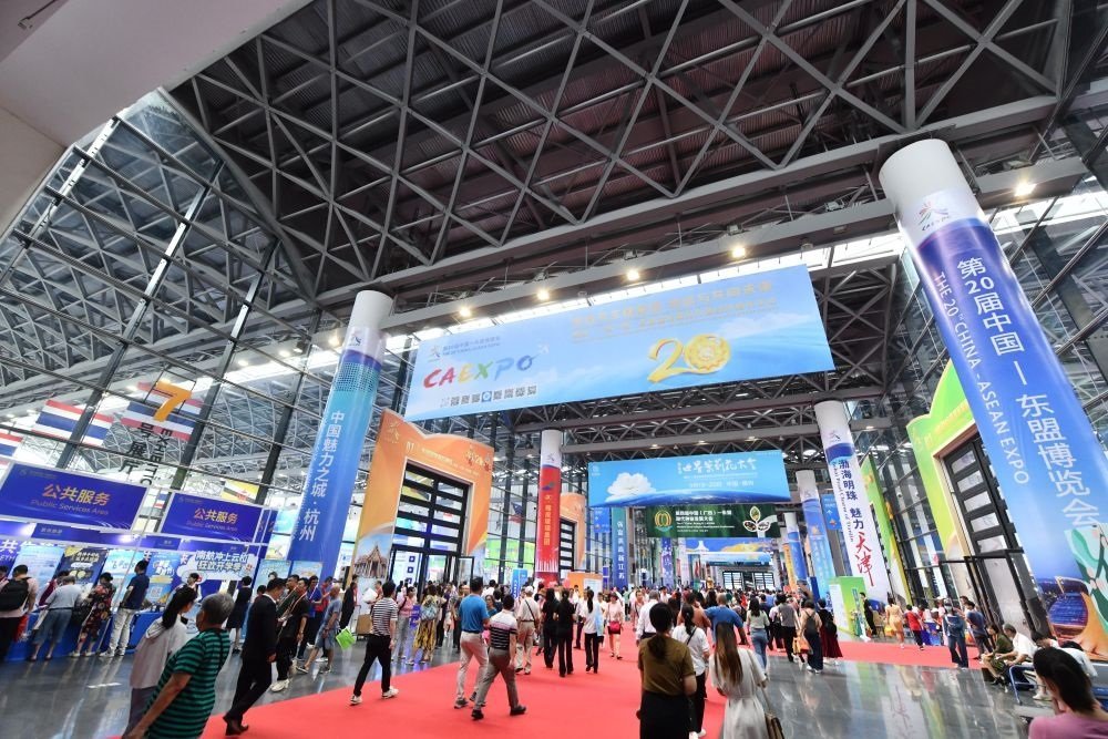 2023年9月18日，參觀(guān)者在第二十屆中國(guó)—東盟博覽會(huì)東盟商品展區(qū)選購(gòu)商品。新華社記者 黃孝邦 攝