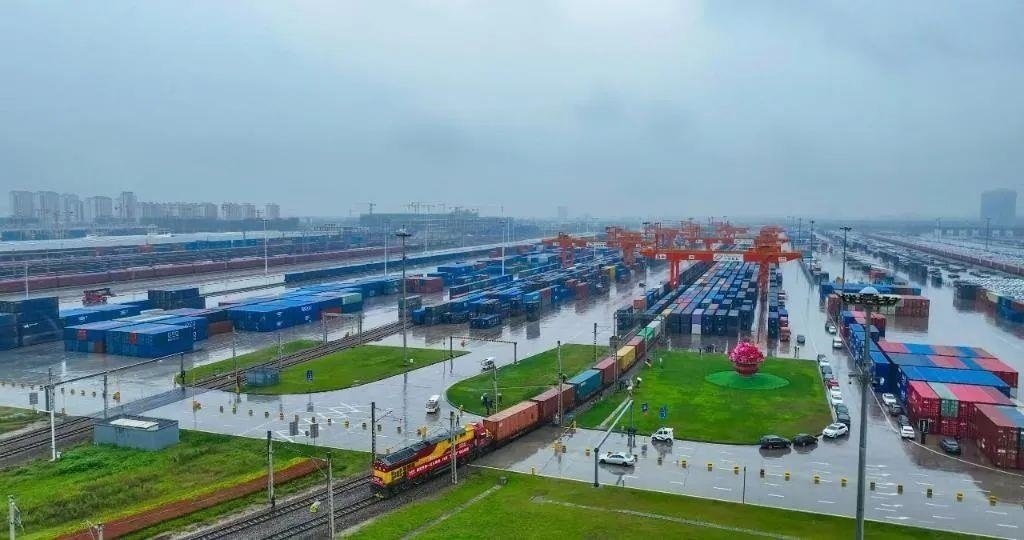 △2023年9月28日，中歐班列長安號(hào)第20000列從陜西西安國際港站開出。