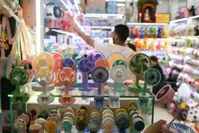 △近期，客商在浙江義烏國際商貿(mào)城采購商品。