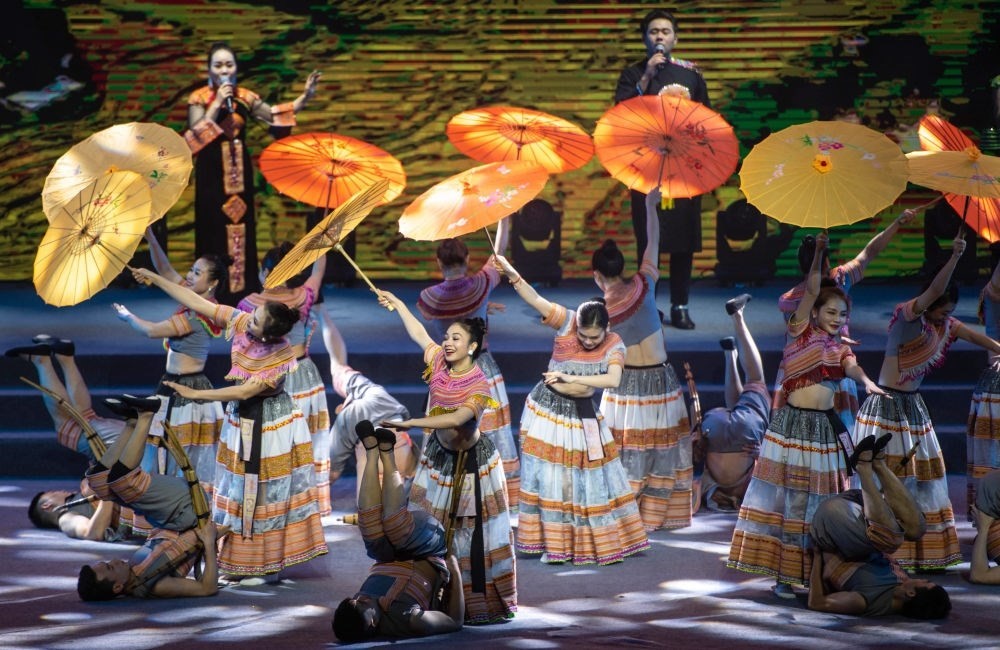 2023年1月18日，以“同心筑厚誼 攜手共發(fā)展”為主題的2023年中越跨國(guó)春節(jié)聯(lián)歡晚會(huì)在云南省紅河哈尼族彝族自治州河口瑤族自治縣舉行，越南老街省民族藝術(shù)歌舞團(tuán)的演員在晚會(huì)上表演歌舞《漂浮在云端的節(jié)日》。新華社記者 胡超 攝
