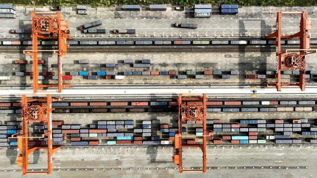 △2023年11月12日，火車在廣西欽州港碼頭裝運(yùn)集裝箱。