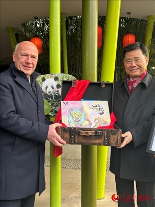 吳墾大使和韋格納市長手捧德國兒童為“夢想”“夢圓”準備的手繪“送別大禮包”。人民網(wǎng)記者 徐馨攝