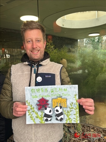 特別從法國趕來送別“夢想”“夢圓”的專業(yè)級熊貓粉絲 Pouille先生和此次征集的兒童作品。人民網(wǎng)記者 徐馨攝