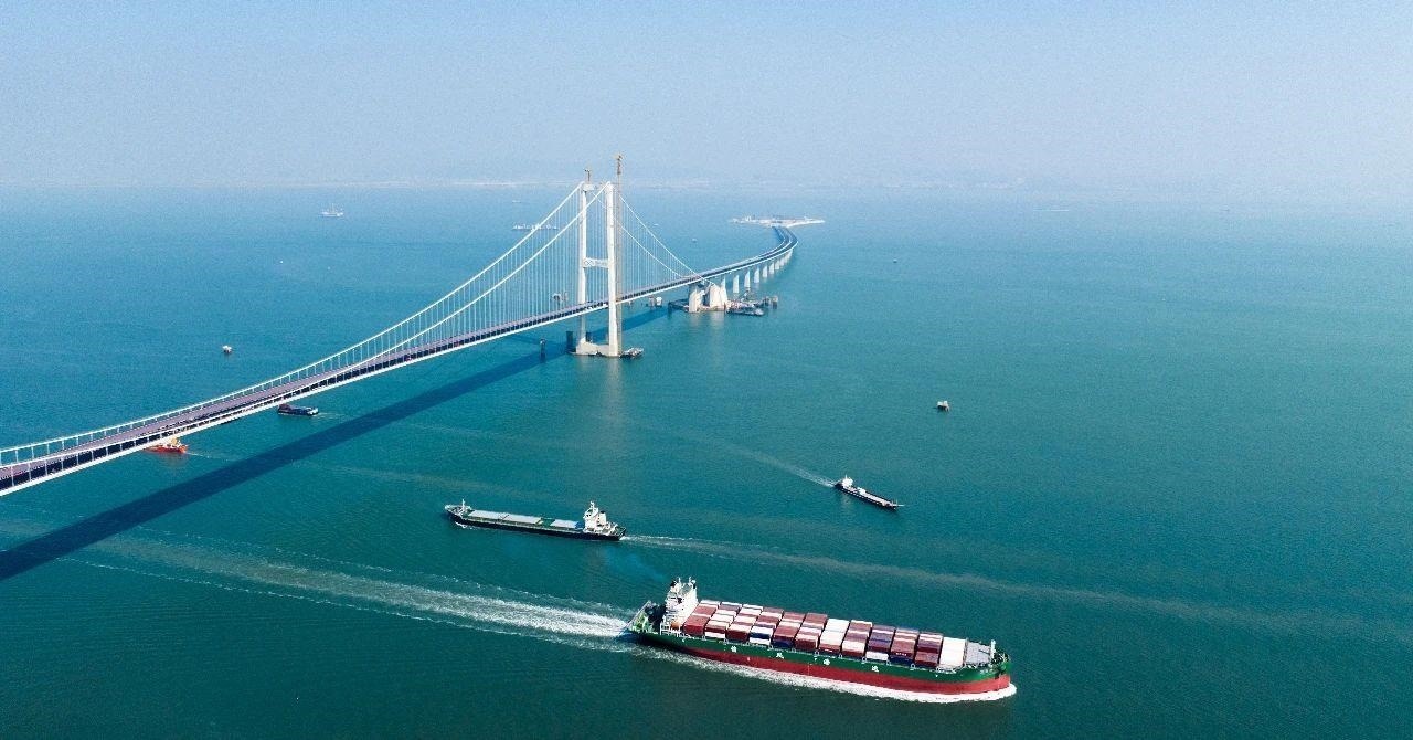 △2023年11月28日，國(guó)家重大工程深中通道海底沉管隧道貫通。