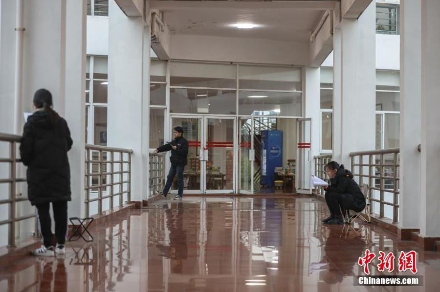 資料圖：幾位考研學生在南昌大學教學樓的天橋上復習備考。劉力鑫 攝