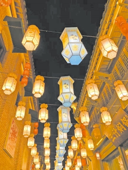  古城新韻 位于安徽安慶市安慶古城的倒扒獅歷史文化街區(qū)依江而建，在保留歷史建筑的同時(shí)，引入產(chǎn)業(yè)新業(yè)態(tài)，激發(fā)歷史文化街區(qū)活力，吸引了眾多游客前來游玩。 韓國籍視頻博主 金峻范攝