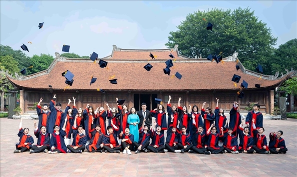 12月9日，越南首都河內(nèi)一所高中的學(xué)生在文廟內(nèi)合影留念。