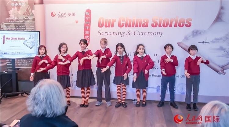 肯辛頓韋德預(yù)備學(xué)校小學(xué)生表演。人民網(wǎng) 郭錦標(biāo)攝