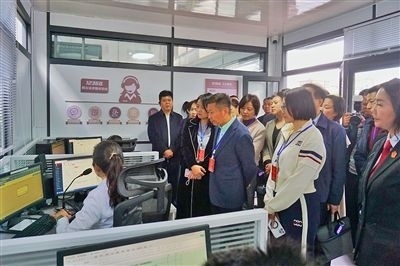  在昆明中院訴前調(diào)解工作室內(nèi)，代表們觀摩法官線上調(diào)解。