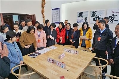  在劍川法院家事調(diào)解室內(nèi)，該院制作的《離婚證明書》引起了代表們的關(guān)注。