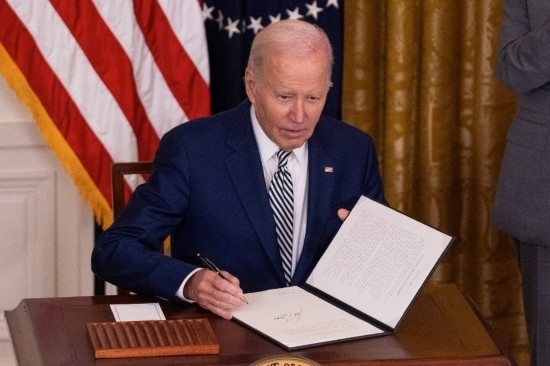 10月30日，美國(guó)總統(tǒng)拜登在華盛頓白宮簽署人工智能監(jiān)管行政令。新華社發(fā)（亞倫攝）