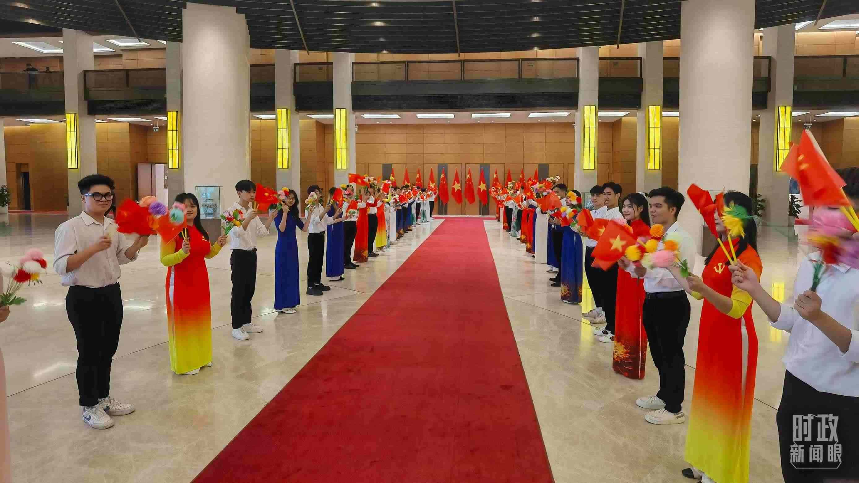 △夾道歡迎的當(dāng)?shù)厍嗄?。（總臺央視記者周志國拍攝）