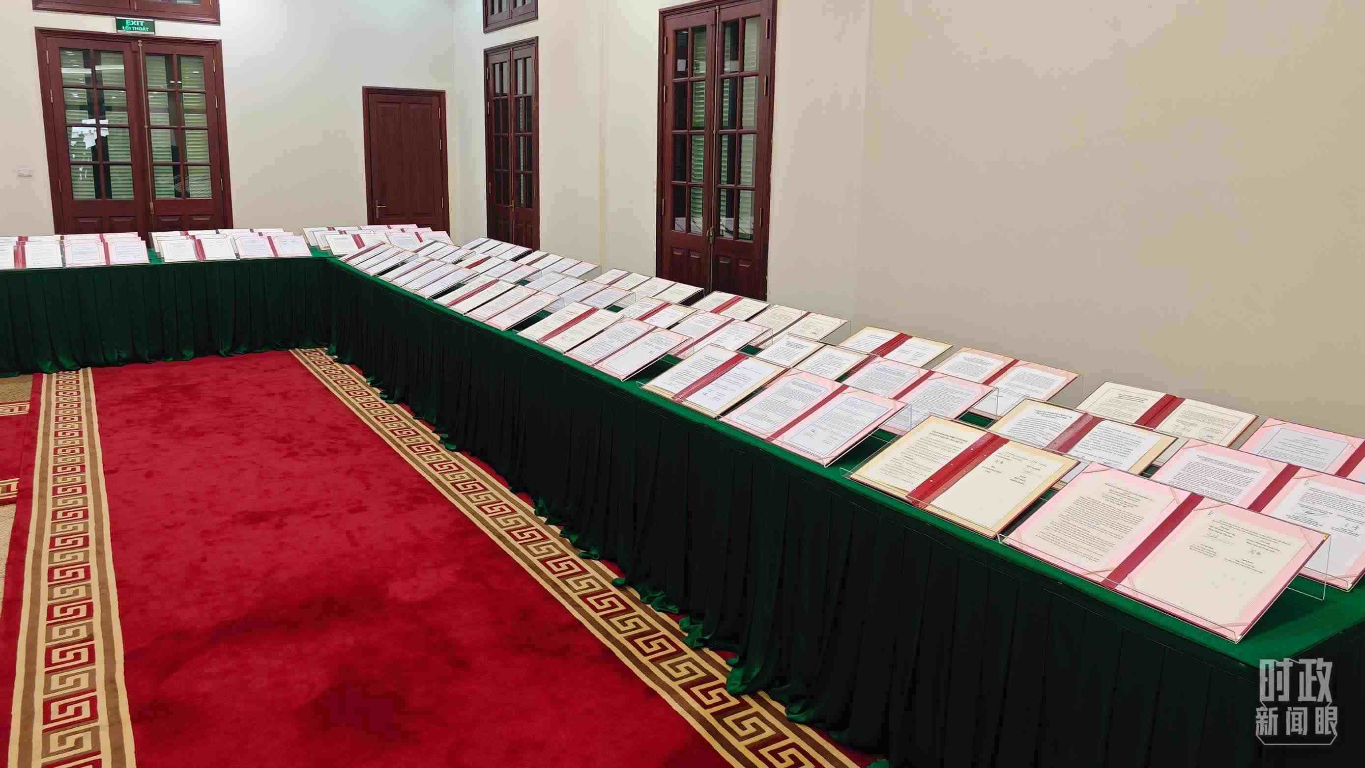 △會談后，兩黨總書記共同見證雙方簽署的雙邊合作文件展示，涵蓋共建“一帶一路”等30多個領(lǐng)域。（總臺央視記者耿小龍拍攝）