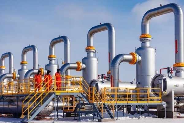 中俄東線天然氣管道黑河首站工作人員正在巡檢。受訪者供圖