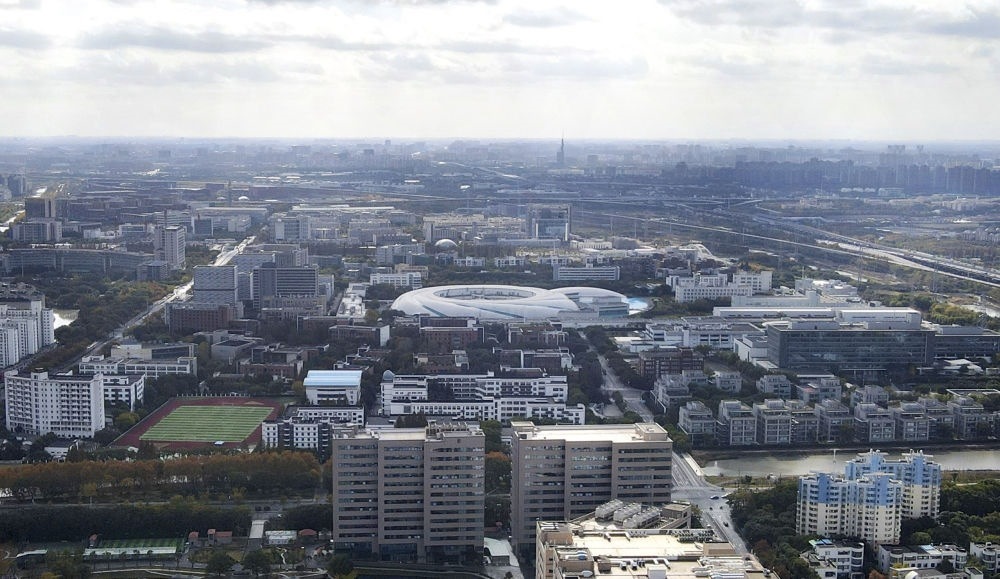 這是2023年11月25日在上海浦東新區(qū)張江科學城拍攝的形如鸚鵡螺的大科學裝置上海光源（中）（無人機照片）。新華社記者 方喆 攝