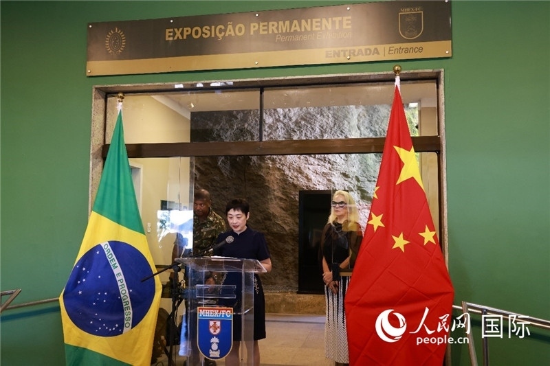 中國(guó)駐里約總領(lǐng)事田敏在攝影展開(kāi)幕式上致辭。 人民網(wǎng)記者 陳海琪攝