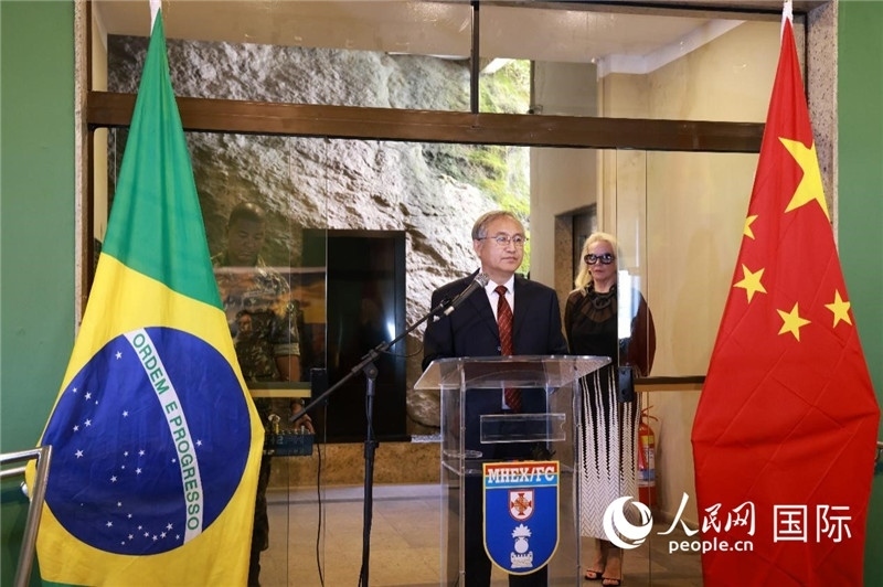 中國(guó)攝影家協(xié)會(huì)駐會(huì)副主席鄭更生在攝影展開(kāi)幕式上致辭。 人民網(wǎng)記者 陳海琪攝