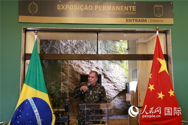 科帕卡瓦納要塞司令亞歷山大·羅伯托在攝影展開(kāi)幕式上致辭。 人民網(wǎng)記者 陳海琪攝