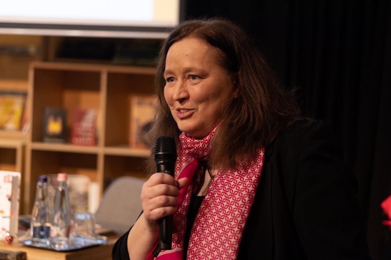 本書譯者宗博莉·克拉拉主持讀書分享會(huì)。摩爾多瓦尼·巴爾納巴斯攝