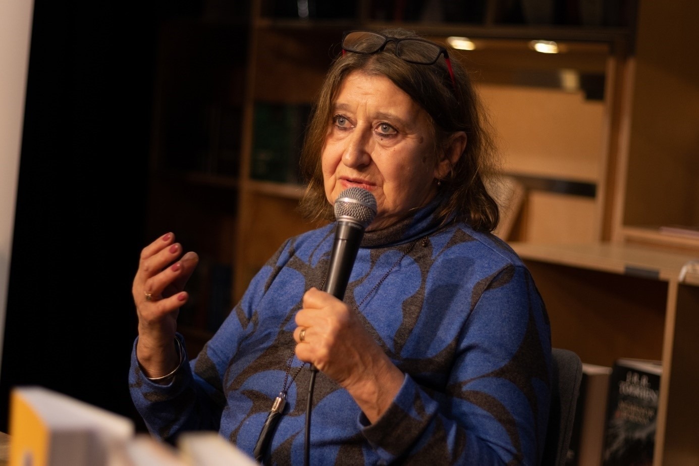 埃娃介紹作品。摩爾多瓦尼·巴爾納巴斯攝