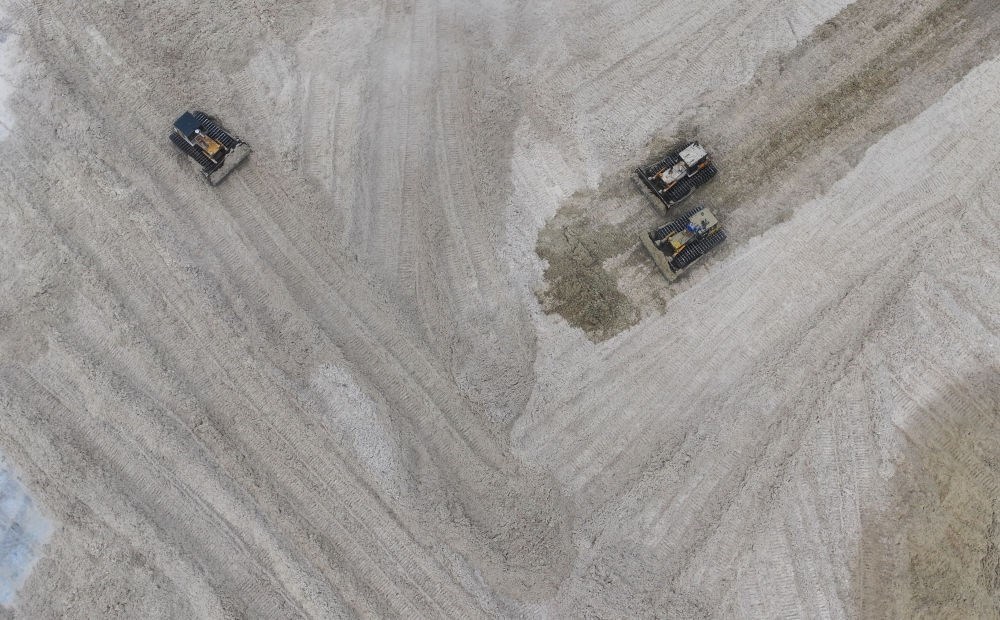 12月12日，在廣西湘桂華糖制糖集團(tuán)來賓紙業(yè)有限責(zé)任公司，工作人員在整理蔗渣（無人機(jī)照片）。