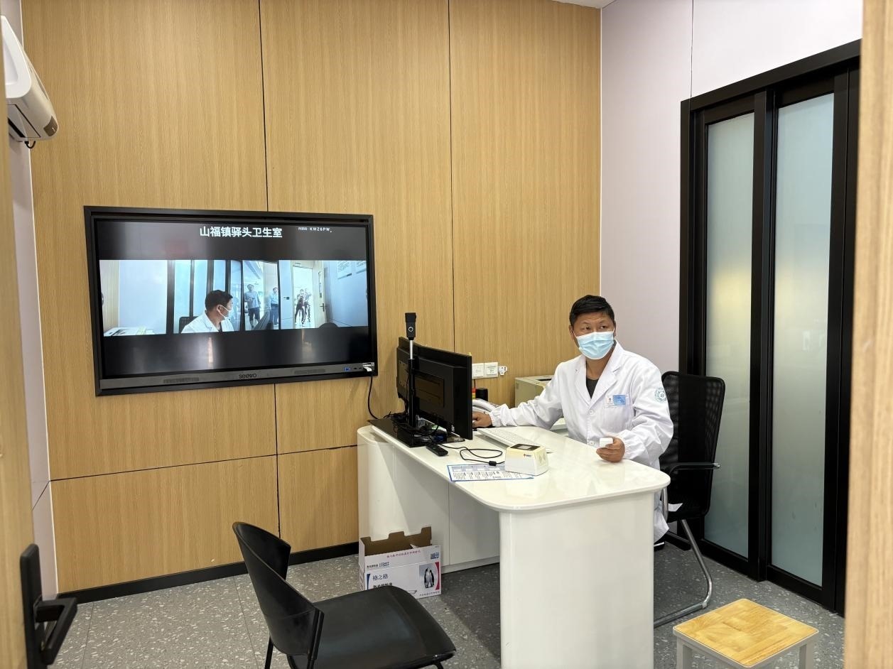 　　村里的值班醫(yī)生在線上連接三甲醫(yī)院的醫(yī)生對(duì)患者進(jìn)行會(huì)診。