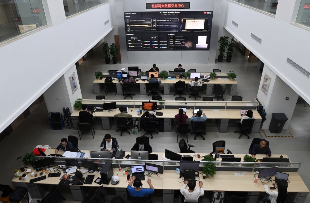 中國—東盟信息港員工在工作中。