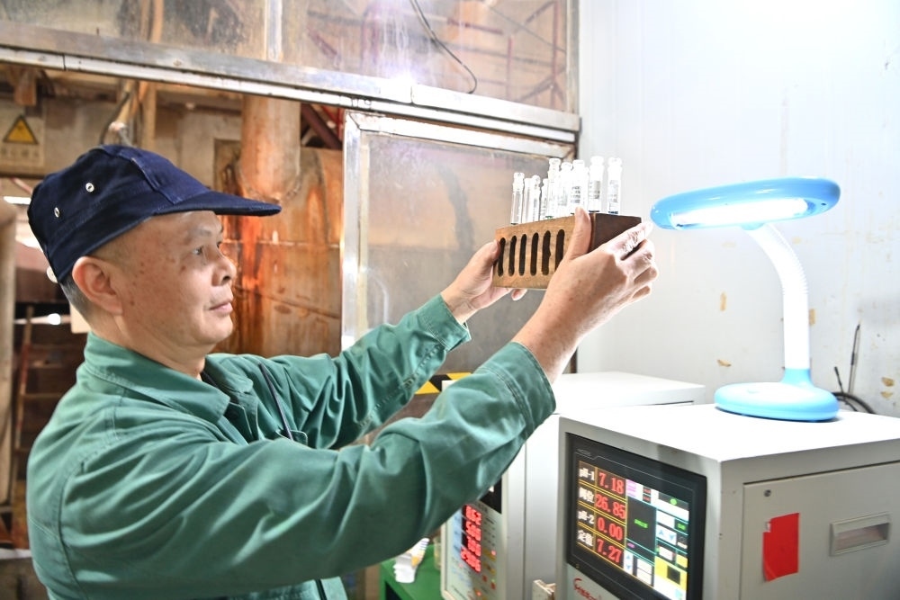 12月12日，廣西來賓小平陽湘桂制糖有限公司的工作人員在檢測糖漿樣品。