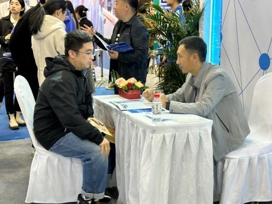 沈陽招聘會現(xiàn)場。人民網(wǎng)記者 尹柏寒攝