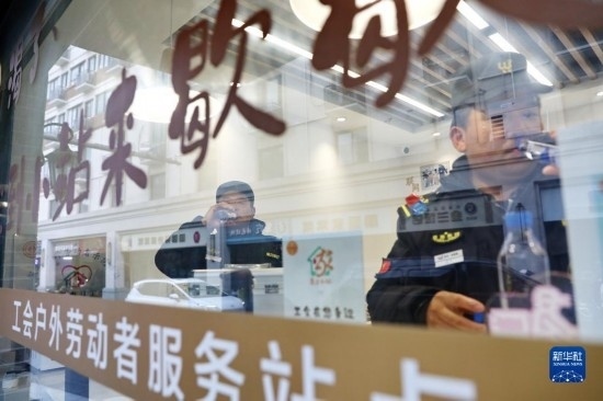 12月16日，戶外工作者在浙江省嘉興市南湖區(qū)丁家橋社區(qū)個(gè)性化“惠工小站”休息。