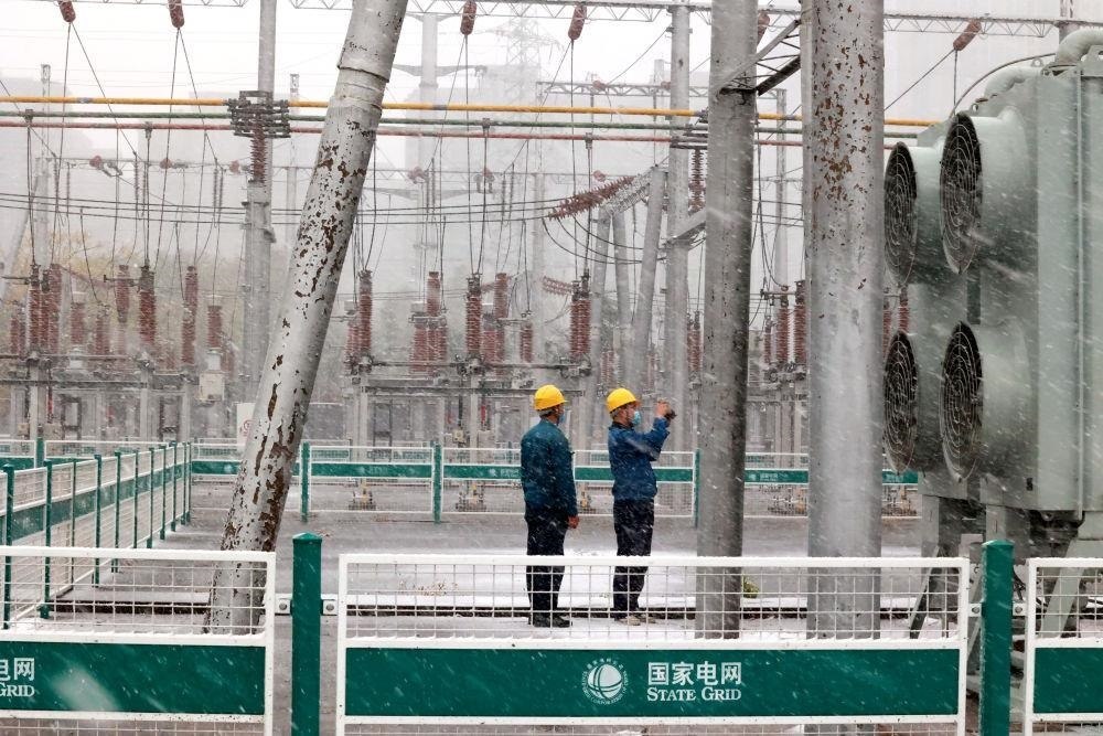 △國網(wǎng)壽光市供電公司變電運維人員在檢查變電站積雪情況。
