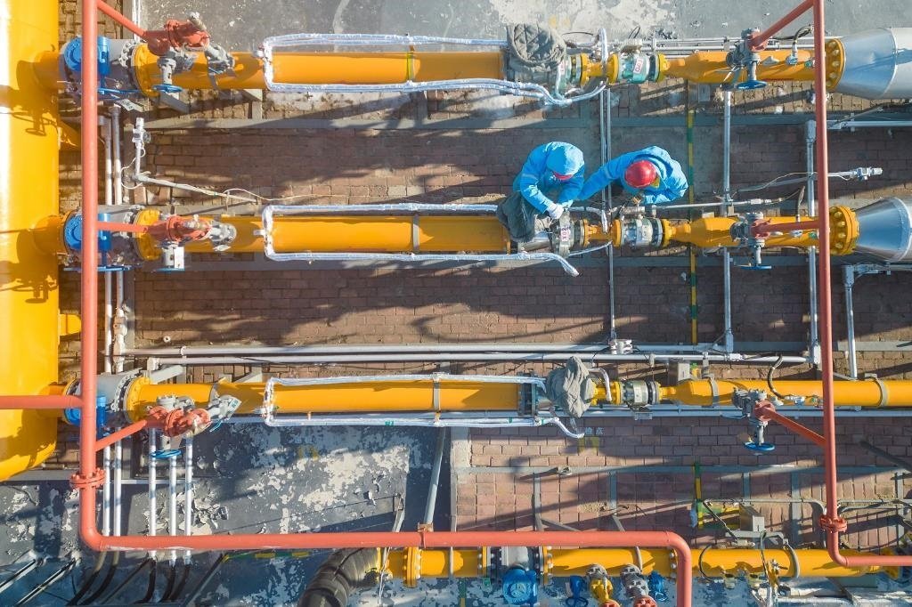 12月17日，黑龍江省哈爾濱市中慶燃氣有限責任公司成高子門站的工作人員在進行設備巡檢，保障燃氣供應（無人機照片）。 新華社記者 張濤 攝