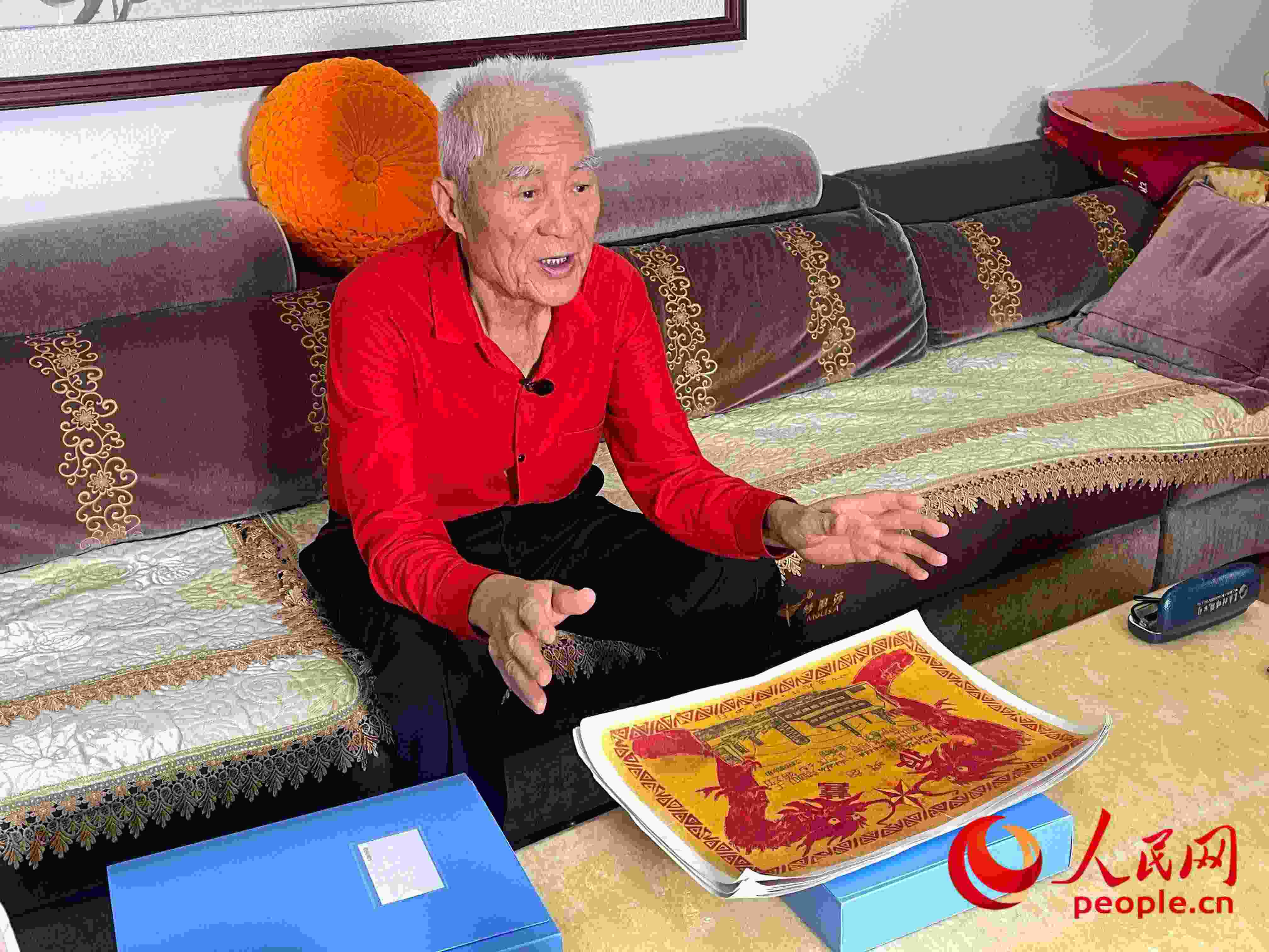 馬太生向采訪團(tuán)講述自己獲得獎狀的經(jīng)歷。人民網(wǎng) 周靜圓攝