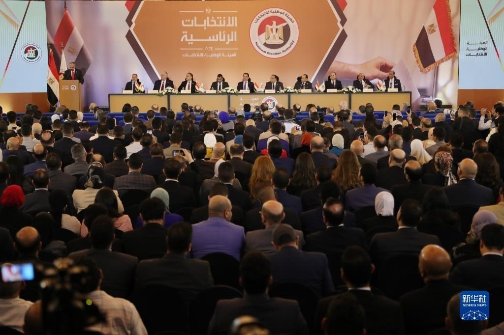 這是12月18日在埃及首都開羅拍攝的埃及全國選舉委員會新聞發(fā)布會現(xiàn)場。新華社發(fā)（艾哈邁德·戈馬攝）
