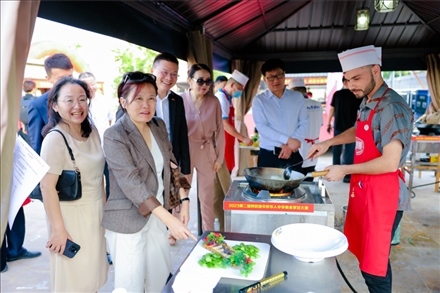 嘉賓現(xiàn)場(chǎng)觀摩。阿聯(lián)酋上?？偵虝?huì)暨同鄉(xiāng)會(huì)供圖