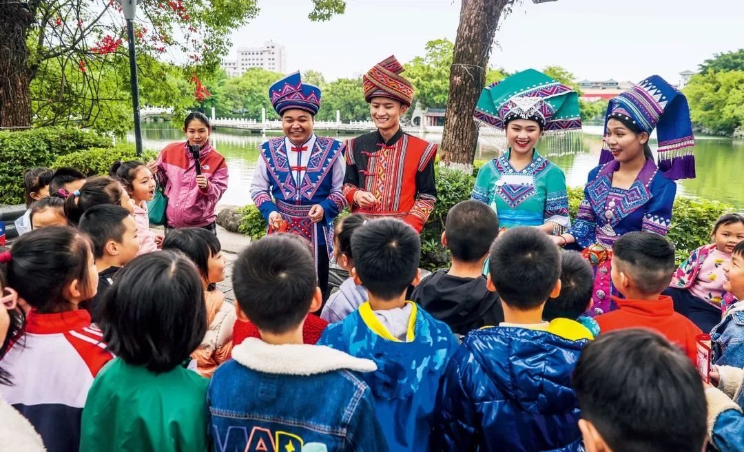 2023年4月25日，廣西桂林，“網絡法治宣傳一條街”在榕湖景區(qū)古南門“開街”，身穿民族服裝的工作人員演唱山歌向青少年普及網絡法治知識。