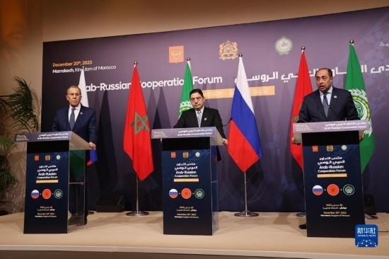 12月20日，在摩洛哥南部城市馬拉喀什舉行的第六屆阿拉伯-俄羅斯合作論壇主議程結束后，俄羅斯外交部長拉夫羅夫、摩洛哥外交大臣布里達、阿拉伯國家聯(lián)盟（阿盟）副秘書長胡薩姆·扎基（從左至右）出席記者會。新華社記者霍晶攝