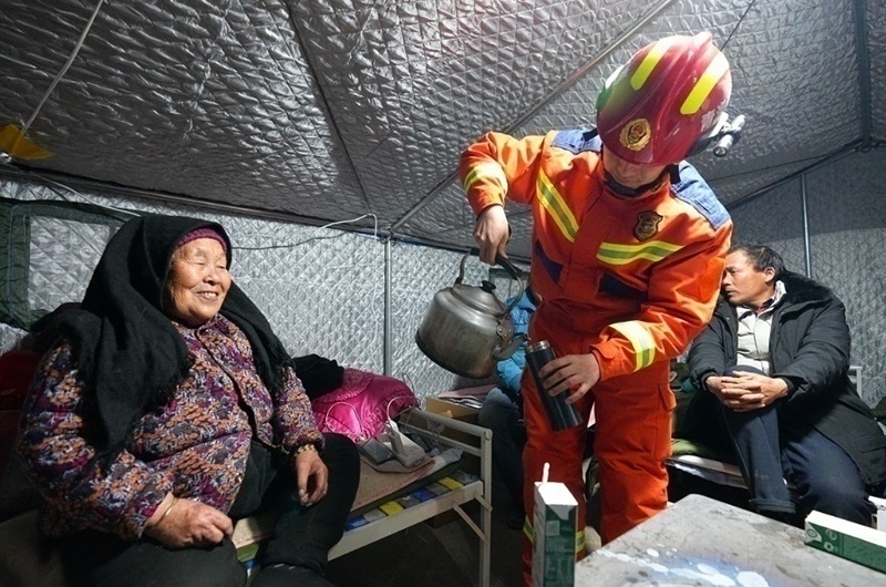 村民龔尕芳與消防員交流。賀勇攝。